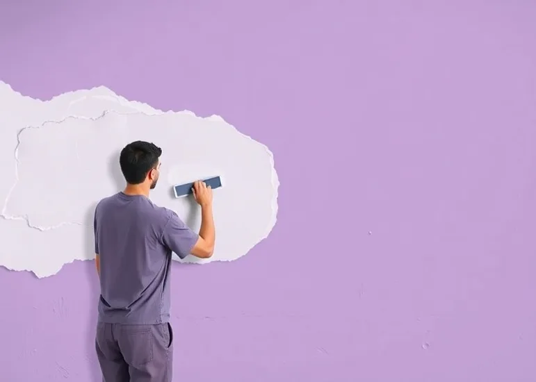 Application d'un enduit décoratif à la lisseuse sur un mur